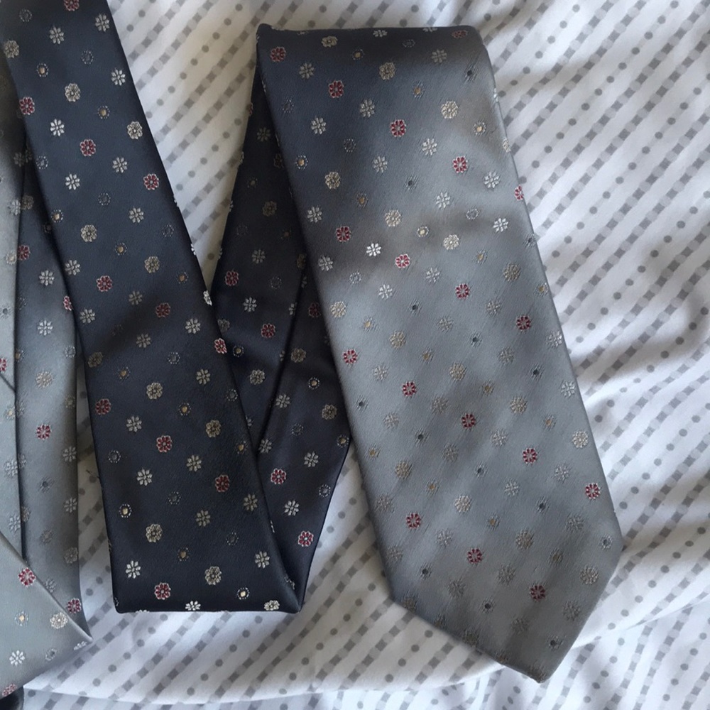 💝 10/$10 💝  Gray Tie with flowers 3” THE SOVEREIGN Tailored by BARRY